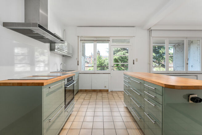 Two-family property consisting of one apartment and one duplex apartment, with garage, garden and terraces.
The building comprises a total of 8 bedrooms and 3 bathrooms.

LAYOUT:
The first floor features a one-bedroom apartment with a 9 m&sup2; terrace. The d
