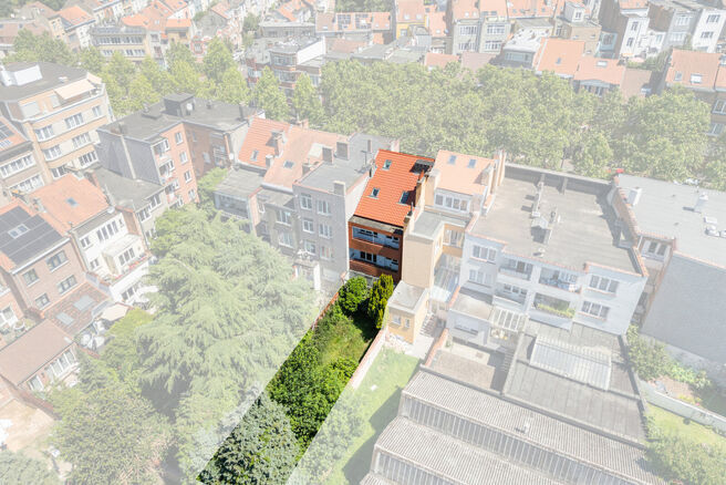 Two-family property consisting of one apartment and one duplex apartment, with garage, garden and terraces.
The building comprises a total of 8 bedrooms and 3 bathrooms.

LAYOUT:
The first floor features a one-bedroom apartment with a 9 m&sup2; terrace. The d