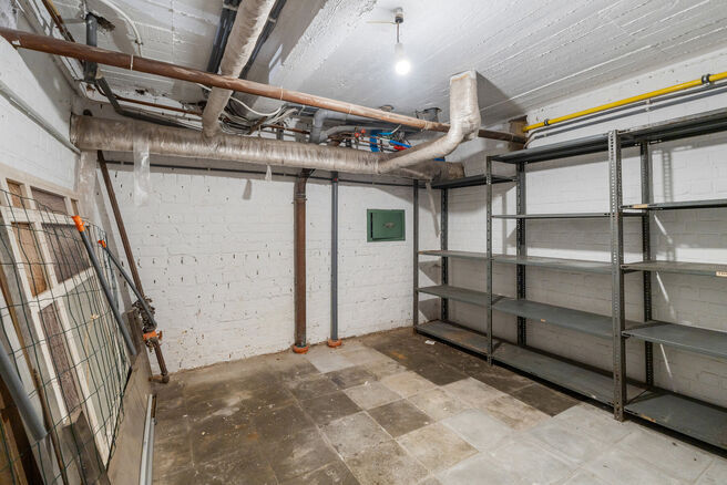 Two-family property consisting of one apartment and one duplex apartment, with garage, garden and terraces.
The building comprises a total of 8 bedrooms and 3 bathrooms.

LAYOUT:
The first floor features a one-bedroom apartment with a 9 m&sup2; terrace. The d