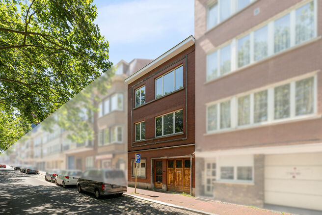 Two-family property consisting of one apartment and one duplex apartment, with garage, garden and terraces.
The building comprises a total of 8 bedrooms and 3 bathrooms.

LAYOUT:
The first floor features a one-bedroom apartment with a 9 m&sup2; terrace. The d
