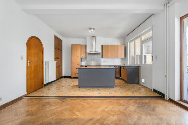 Two-family property consisting of one apartment and one duplex apartment, with garage, garden and terraces.
The building comprises a total of 8 bedrooms and 3 bathrooms.

LAYOUT:
The first floor features a one-bedroom apartment with a 9 m&sup2; terrace. The d