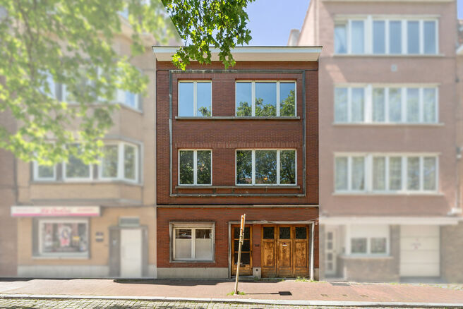 Two-family property consisting of one apartment and one duplex apartment, with garage, garden and terraces.
The building comprises a total of 8 bedrooms and 3 bathrooms.

LAYOUT:
The first floor features a one-bedroom apartment with a 9 m&sup2; terrace. The d