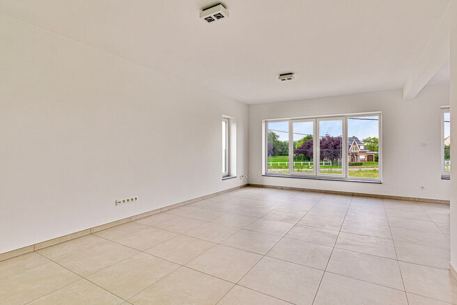 Ce magnifique duplex r&eacute;nov&eacute; avec 4 chambres et 2 salles de bains est situ&eacute; dans un cadre calme et rural.
L'appartement fait partie d'une petite copropri&eacute;t&eacute; avec seulement deux appartements.

Il vous offre confort, style et intimit&eacute; avec un garage pr