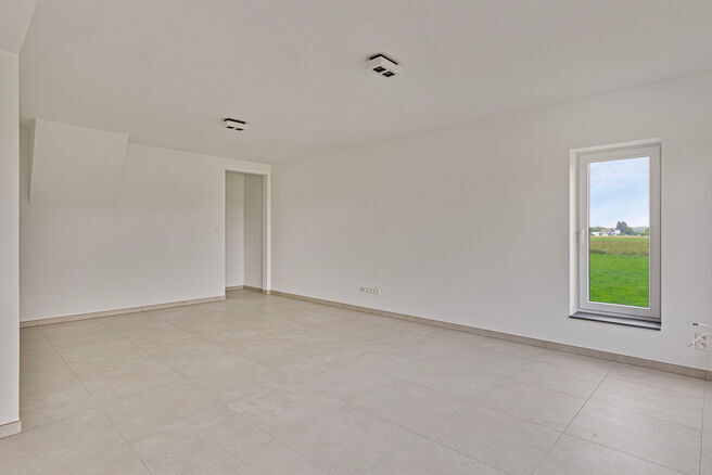 Ce magnifique duplex r&eacute;nov&eacute; avec 4 chambres et 2 salles de bains est situ&eacute; dans un cadre calme et rural.
L'appartement fait partie d'une petite copropri&eacute;t&eacute; avec seulement deux appartements.

Il vous offre confort, style et intimit&eacute; avec un garage pr