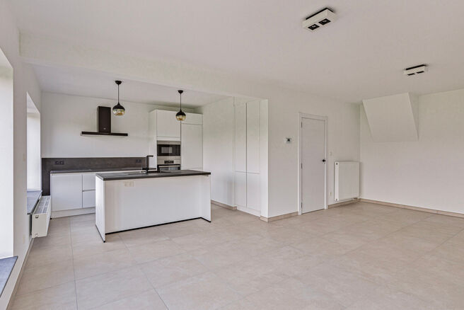 Ce magnifique duplex r&eacute;nov&eacute; avec 4 chambres et 2 salles de bains est situ&eacute; dans un cadre calme et rural.
L'appartement fait partie d'une petite copropri&eacute;t&eacute; avec seulement deux appartements.

Il vous offre confort, style et intimit&eacute; avec un garage pr