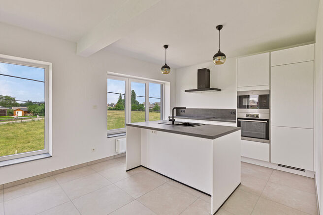 Ce magnifique duplex r&eacute;nov&eacute; avec 4 chambres et 2 salles de bains est situ&eacute; dans un cadre calme et rural.
L'appartement fait partie d'une petite copropri&eacute;t&eacute; avec seulement deux appartements.

Il vous offre confort, style et intimit&eacute; avec un garage pr