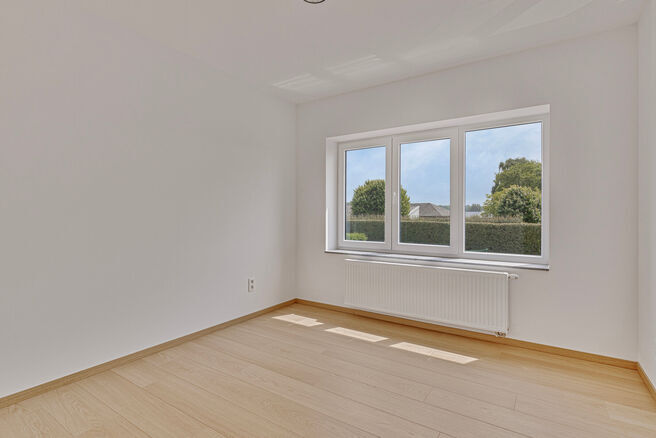 Ce magnifique duplex r&eacute;nov&eacute; avec 4 chambres et 2 salles de bains est situ&eacute; dans un cadre calme et rural.
L'appartement fait partie d'une petite copropri&eacute;t&eacute; avec seulement deux appartements.

Il vous offre confort, style et intimit&eacute; avec un garage pr