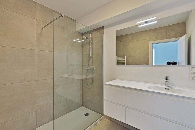 Ce magnifique duplex r&eacute;nov&eacute; avec 4 chambres et 2 salles de bains est situ&eacute; dans un cadre calme et rural.
L'appartement fait partie d'une petite copropri&eacute;t&eacute; avec seulement deux appartements.

Il vous offre confort, style et intimit&eacute; avec un garage pr