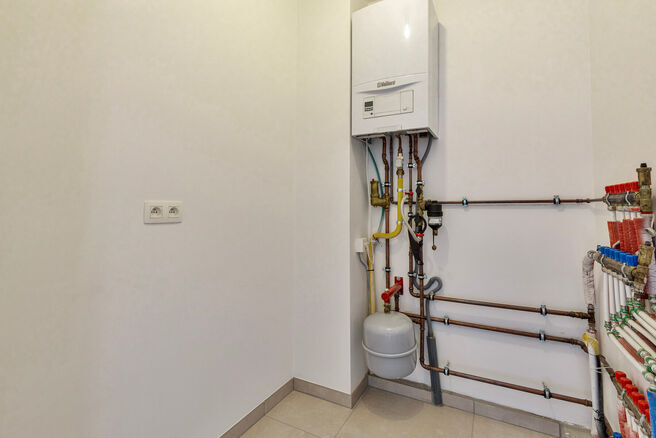 Ce magnifique duplex r&eacute;nov&eacute; avec 4 chambres et 2 salles de bains est situ&eacute; dans un cadre calme et rural.
L'appartement fait partie d'une petite copropri&eacute;t&eacute; avec seulement deux appartements.

Il vous offre confort, style et intimit&eacute; avec un garage pr