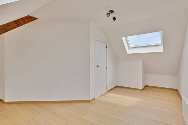 Ce magnifique duplex r&eacute;nov&eacute; avec 4 chambres et 2 salles de bains est situ&eacute; dans un cadre calme et rural.
L'appartement fait partie d'une petite copropri&eacute;t&eacute; avec seulement deux appartements.

Il vous offre confort, style et intimit&eacute; avec un garage pr