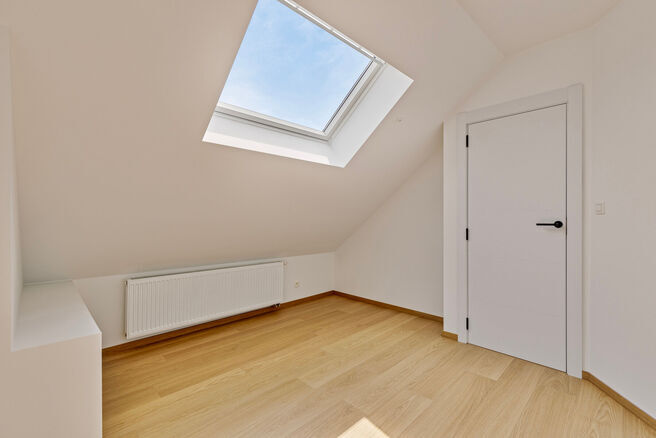 Ce magnifique duplex r&eacute;nov&eacute; avec 4 chambres et 2 salles de bains est situ&eacute; dans un cadre calme et rural.
L'appartement fait partie d'une petite copropri&eacute;t&eacute; avec seulement deux appartements.

Il vous offre confort, style et intimit&eacute; avec un garage pr