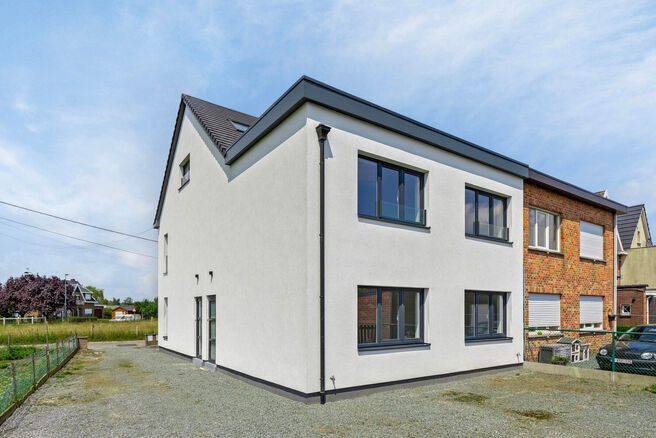 Ce magnifique duplex r&eacute;nov&eacute; avec 4 chambres et 2 salles de bains est situ&eacute; dans un cadre calme et rural.
L'appartement fait partie d'une petite copropri&eacute;t&eacute; avec seulement deux appartements.

Il vous offre confort, style et intimit&eacute; avec un garage pr