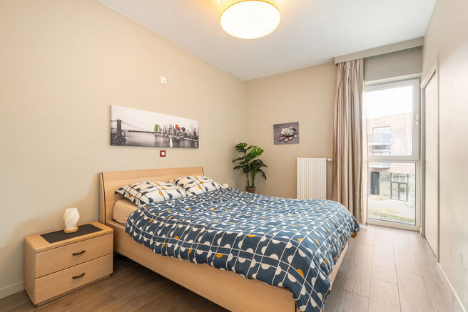 Bel appartement meublé avec terrasse, emplacement de parking souterrain et cave, idéalement situé à proximité des transports en commun et de nombreuses commodités.
AGENCEMENT :
En entrant dans l’appartement, vous accédez à un agréable espace d