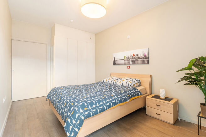 Bel appartement meublé avec terrasse, emplacement de parking souterrain et cave, idéalement situé à proximité des transports en commun et de nombreuses commodités.
AGENCEMENT :
En entrant dans l’appartement, vous accédez à un agréable espace d