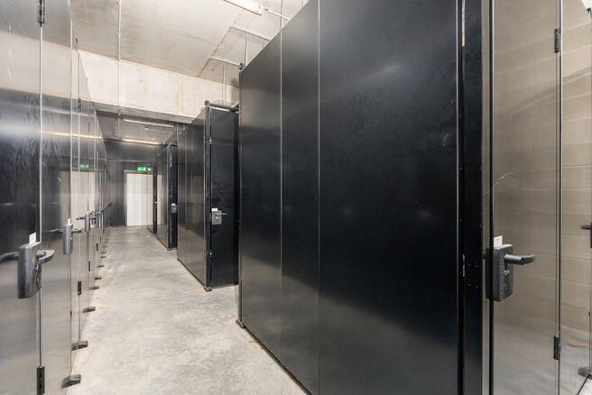 Bel appartement meublé avec terrasse, emplacement de parking souterrain et cave, idéalement situé à proximité des transports en commun et de nombreuses commodités.
AGENCEMENT :
En entrant dans l’appartement, vous accédez à un agréable espace d