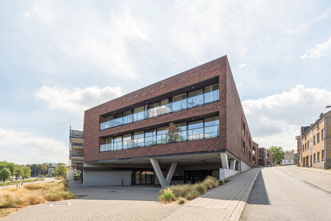 Bel appartement meublé avec terrasse, emplacement de parking souterrain et cave, idéalement situé à proximité des transports en commun et de nombreuses commodités.
AGENCEMENT :
En entrant dans l’appartement, vous accédez à un agréable espace d