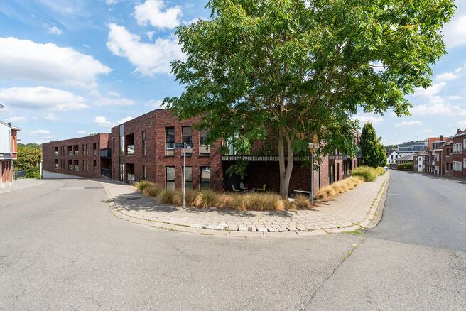 Bel appartement meublé avec terrasse, emplacement de parking souterrain et cave, idéalement situé à proximité des transports en commun et de nombreuses commodités.
AGENCEMENT :
En entrant dans l’appartement, vous accédez à un agréable espace d