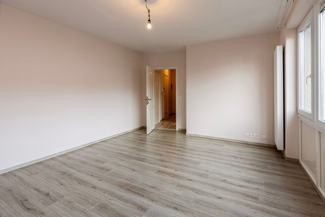 Découvrez cet appartement d'une chambre magnifiquement rénové, situé dans un endroit calme mais central. Situé au premier étage, loin de l'agitation de la rue, cet appartement offre un équilibre parfait entre sérénité et accessibilité.

L'appar