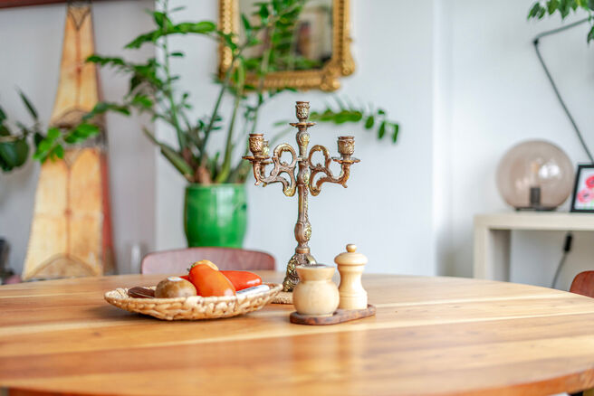 Cet appartement contemporain, entièrement prêt à emménager, avec deux chambres, est situé dans une petite copropriété à Strombeek-Bever.
Il dispose d’une terrasse orientée sud-est et de deux caves pratiques pour un espace de rangement suppléme