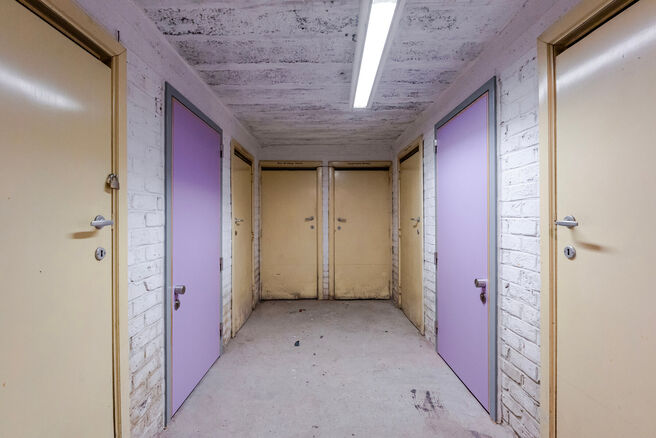 Cet appartement contemporain, entièrement prêt à emménager, avec deux chambres, est situé dans une petite copropriété à Strombeek-Bever.
Il dispose d’une terrasse orientée sud-est et de deux caves pratiques pour un espace de rangement suppléme