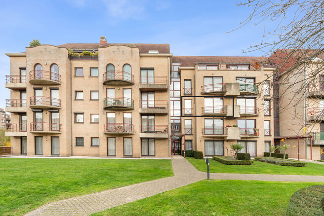 Cet appartement de deux chambres est situ&eacute; au deuxi&egrave;me &eacute;tage d&rsquo;une copropri&eacute;t&eacute; de standing, bien entretenue, entour&eacute;e de verdure et de calme. Malgr&eacute; cette situation paisible, les commerces, les transports en commun et autres commodit&eacute;s se trouve