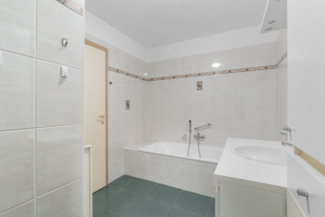 Cet appartement de deux chambres est situ&eacute; au deuxi&egrave;me &eacute;tage d&rsquo;une copropri&eacute;t&eacute; de standing, bien entretenue, entour&eacute;e de verdure et de calme. Malgr&eacute; cette situation paisible, les commerces, les transports en commun et autres commodit&eacute;s se trouve