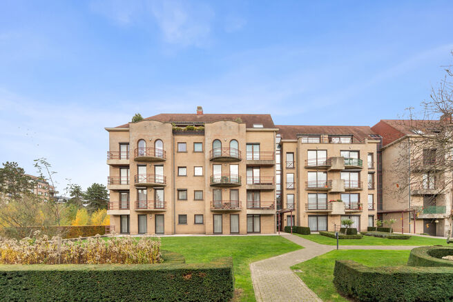 Cet appartement de deux chambres est situ&eacute; au deuxi&egrave;me &eacute;tage d&rsquo;une copropri&eacute;t&eacute; de standing, bien entretenue, entour&eacute;e de verdure et de calme. Malgr&eacute; cette situation paisible, les commerces, les transports en commun et autres commodit&eacute;s se trouve