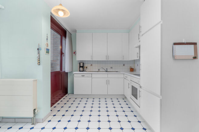 Cet appartement de deux chambres est situ&eacute; au deuxi&egrave;me &eacute;tage d&rsquo;une copropri&eacute;t&eacute; de standing, bien entretenue, entour&eacute;e de verdure et de calme. Malgr&eacute; cette situation paisible, les commerces, les transports en commun et autres commodit&eacute;s se trouve