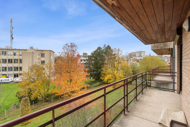 Cet appartement de deux chambres est situ&eacute; au deuxi&egrave;me &eacute;tage d&rsquo;une copropri&eacute;t&eacute; de standing, bien entretenue, entour&eacute;e de verdure et de calme. Malgr&eacute; cette situation paisible, les commerces, les transports en commun et autres commodit&eacute;s se trouve
