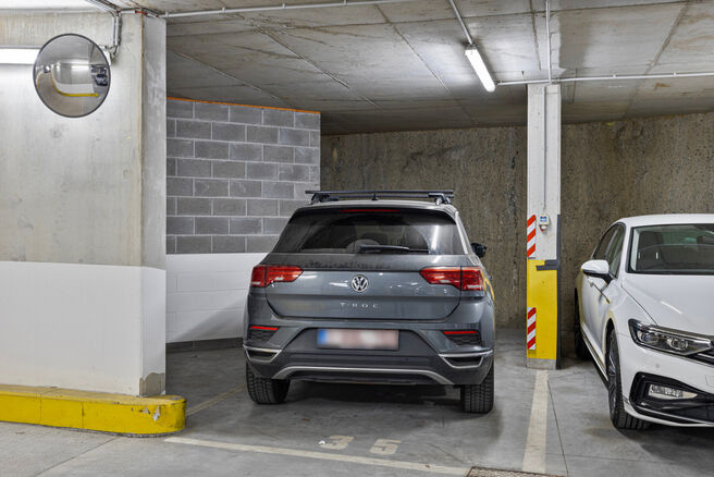 Ce spacieux appartement de 3 chambres, 2 salles de bain, 2 terrasses, une cave privative et un emplacement de parking souterrain se situe au 7e étage de la prestigieuse Résidence BELVIEW, en plein cœur du quartier européen. Grâce à sa situation en a
