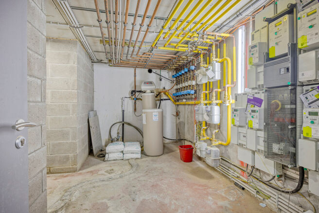 Ce superbe appartement d'une chambre, construit en 2019, combine le confort moderne avec un emplacement exceptionnel, à deux pas de Tour & Taxis. Situé au premier étage d'une copropriété de petite taille avec de faibles charges, cet appartement offre