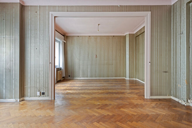 Cet &eacute;l&eacute;gant appartement d'une chambre avec 2 terrasses et 2 greniers spacieux est situ&eacute; au 2&egrave;me d'une copropri&eacute;t&eacute; id&eacute;alement situ&eacute;e dans le quartier europ&eacute;en, entre Schuman et le Parc de Bruxelles.

L'appartement est agenc&eacute; comme suit : en entra