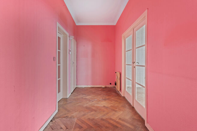 Cet &eacute;l&eacute;gant appartement d'une chambre avec 2 terrasses et 2 greniers spacieux est situ&eacute; au 2&egrave;me d'une copropri&eacute;t&eacute; id&eacute;alement situ&eacute;e dans le quartier europ&eacute;en, entre Schuman et le Parc de Bruxelles.

L'appartement est agenc&eacute; comme suit : en entra