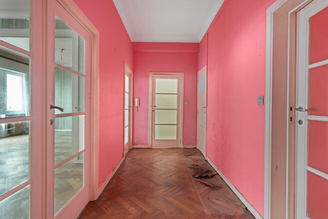 Cet &eacute;l&eacute;gant appartement d'une chambre avec 2 terrasse et deux greniers spacieux est situ&eacute; au deuxi&egrave;me &eacute;tage d'une copropri&eacute;t&eacute; id&eacute;alement situ&eacute;e dans le quartier europ&eacute;en, entre Schuman et le Parc de Bruxelles.

L'appartement est agenc&eacute; comme su