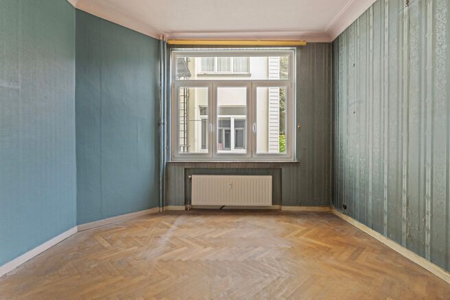 Cet &eacute;l&eacute;gant appartement d'une chambre avec 2 terrasse et deux greniers spacieux est situ&eacute; au deuxi&egrave;me &eacute;tage d'une copropri&eacute;t&eacute; id&eacute;alement situ&eacute;e dans le quartier europ&eacute;en, entre Schuman et le Parc de Bruxelles.

L'appartement est agenc&eacute; comme su