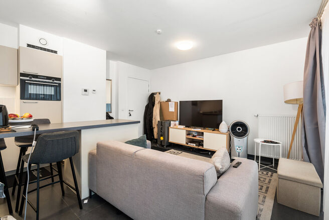 Cet appartement r&eacute;cent d&rsquo;une chambre b&eacute;n&eacute;ficie d&rsquo;un emplacement de choix, en face du quartier tendance du Canal et &agrave; proximit&eacute; de Tour & Taxis et de la place Rogier.

Situ&eacute; au 3e &eacute;tage, l&rsquo;appartement dispose d&rsquo;une terrasse orient&eacute;e sud-est