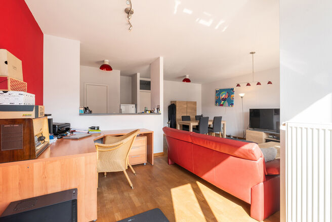 Ce lumineux appartement 1 chambre b&eacute;n&eacute;ficie d&rsquo;une excellente situation dans le quartier recherch&eacute; &laquo; La Chasse &raquo; &agrave; Etterbeek, &agrave; distance de marche des campus de la VUB et de l&rsquo;ULB, et &agrave; la fronti&egrave;re de Woluwe-Saint-Pierre (Chant d&rsquo;Oiseau) et