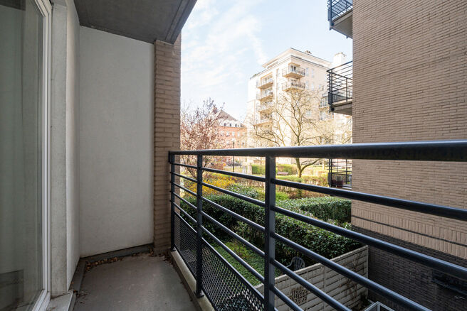 Ce lumineux appartement 1 chambre b&eacute;n&eacute;ficie d&rsquo;une excellente situation dans le quartier recherch&eacute; &laquo; La Chasse &raquo; &agrave; Etterbeek, &agrave; distance de marche des campus de la VUB et de l&rsquo;ULB, et &agrave; la fronti&egrave;re de Woluwe-Saint-Pierre (Chant d&rsquo;Oiseau) et