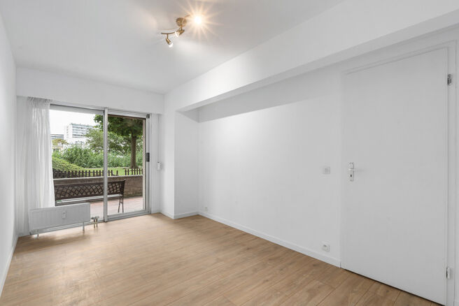Cet appartement au rez-de-chauss&eacute;e d&rsquo;une chambre dispose d&rsquo;une spacieuse terrasse de 20 m&sup2; avec vue sur un jardin commun arbor&eacute;, ainsi que d&rsquo;une cave. Il est situ&eacute; dans un quartier r&eacute;sidentiel calme et verdoyant d&rsquo;Evere, avec toutes les commo