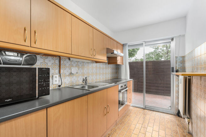 Cet appartement au rez-de-chauss&eacute;e d&rsquo;une chambre dispose d&rsquo;une spacieuse terrasse de 20 m&sup2; avec vue sur un jardin commun arbor&eacute;, ainsi que d&rsquo;une cave. Il est situ&eacute; dans un quartier r&eacute;sidentiel calme et verdoyant d&rsquo;Evere, avec toutes les commo