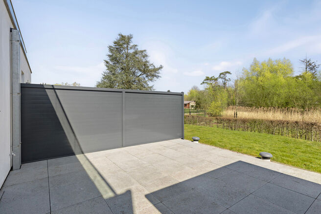 Opportunité unique : appartement au rez-de-chaussée prêt à emménager, avec deux chambres, deux terrasses, un jardin privatif et un grand jardin commun avec étang. Situé dans une résidence à petite échelle de seulement huit appartements, à dista