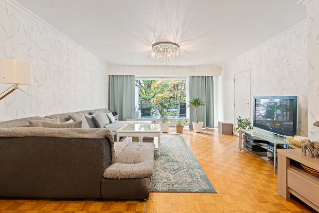 Cet appartement pr&ecirc;t &agrave; emm&eacute;nager, dot&eacute; de trois chambres, est id&eacute;alement situ&eacute; sur la place du village de Strombeek-Bever, &agrave; proximit&eacute; imm&eacute;diate de nombreuses commodit&eacute;s et accessibles &agrave; pied. Bruxelles est tr&egrave;s rapidement et facilement access