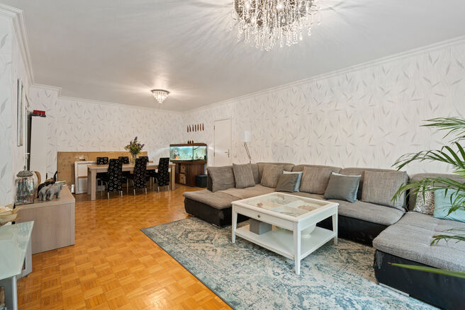 Cet appartement pr&ecirc;t &agrave; emm&eacute;nager, dot&eacute; de trois chambres, est id&eacute;alement situ&eacute; sur la place du village de Strombeek-Bever, &agrave; proximit&eacute; imm&eacute;diate de nombreuses commodit&eacute;s et accessibles &agrave; pied. Bruxelles est tr&egrave;s rapidement et facilement access