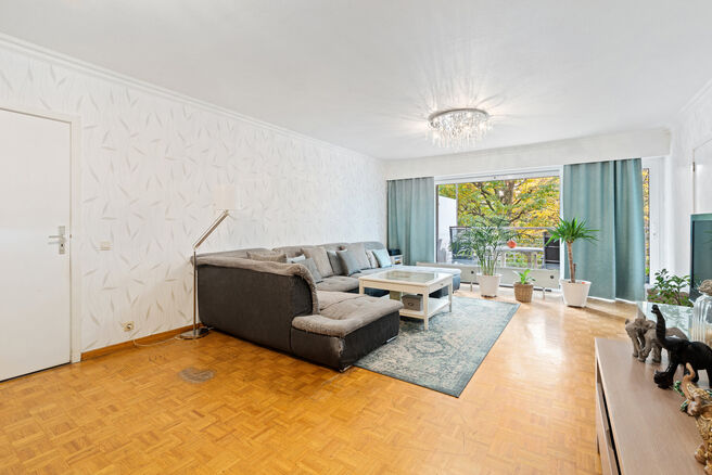 Cet appartement pr&ecirc;t &agrave; emm&eacute;nager, dot&eacute; de trois chambres, est id&eacute;alement situ&eacute; sur la place du village de Strombeek-Bever, &agrave; proximit&eacute; imm&eacute;diate de nombreuses commodit&eacute;s et accessibles &agrave; pied. Bruxelles est tr&egrave;s rapidement et facilement access