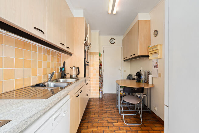 Cet appartement pr&ecirc;t &agrave; emm&eacute;nager, dot&eacute; de trois chambres, est id&eacute;alement situ&eacute; sur la place du village de Strombeek-Bever, &agrave; proximit&eacute; imm&eacute;diate de nombreuses commodit&eacute;s et accessibles &agrave; pied. Bruxelles est tr&egrave;s rapidement et facilement access