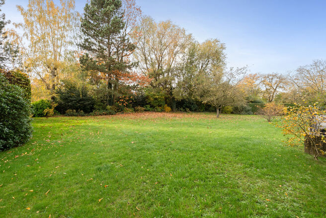 Cet appartement pr&ecirc;t &agrave; emm&eacute;nager, dot&eacute; de trois chambres, est id&eacute;alement situ&eacute; sur la place du village de Strombeek-Bever, &agrave; proximit&eacute; imm&eacute;diate de nombreuses commodit&eacute;s et accessibles &agrave; pied. Bruxelles est tr&egrave;s rapidement et facilement access