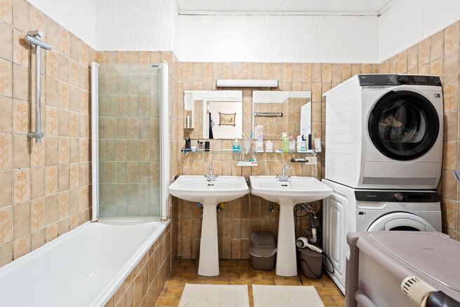 Cet appartement pr&ecirc;t &agrave; emm&eacute;nager, dot&eacute; de trois chambres, est id&eacute;alement situ&eacute; sur la place du village de Strombeek-Bever, &agrave; proximit&eacute; imm&eacute;diate de nombreuses commodit&eacute;s et accessibles &agrave; pied. Bruxelles est tr&egrave;s rapidement et facilement access