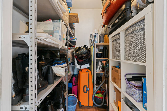 Cet appartement pr&ecirc;t &agrave; emm&eacute;nager, dot&eacute; de trois chambres, est id&eacute;alement situ&eacute; sur la place du village de Strombeek-Bever, &agrave; proximit&eacute; imm&eacute;diate de nombreuses commodit&eacute;s et accessibles &agrave; pied. Bruxelles est tr&egrave;s rapidement et facilement access