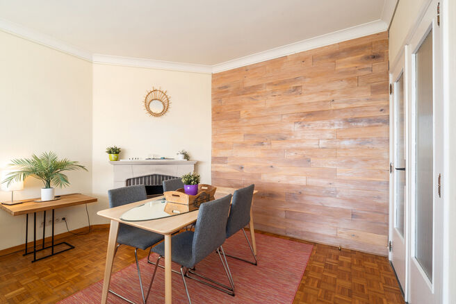 Cet appartement enti&egrave;rement pr&ecirc;t &agrave; emm&eacute;nager, situ&eacute; au 5ᵉ &eacute;tage, dispose de 2 chambres et b&eacute;n&eacute;ficie d&rsquo;une vue spectaculaire sur le centre de Strombeek.
Gr&acirc;ce &agrave; son excellent certificat PEB C, cet appartement combine confort et efficacit&eacute; &eacute;