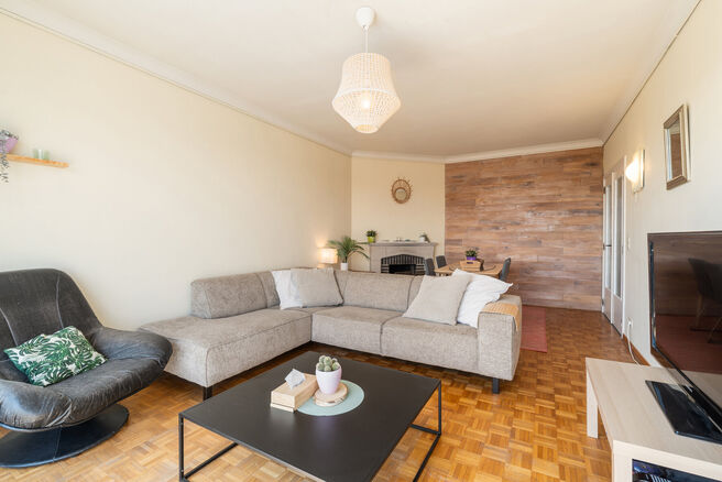 Cet appartement enti&egrave;rement pr&ecirc;t &agrave; emm&eacute;nager, situ&eacute; au 5ᵉ &eacute;tage, dispose de 2 chambres et b&eacute;n&eacute;ficie d&rsquo;une vue spectaculaire sur le centre de Strombeek.
Gr&acirc;ce &agrave; son excellent certificat PEB C, cet appartement combine confort et efficacit&eacute; &eacute;